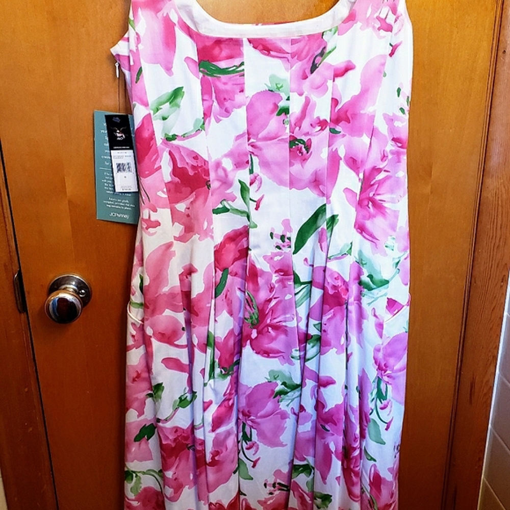 American Living NWT sleeveless party dress. Size 8